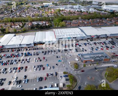 Luftaufnahme des großen Croft Retail Leisure Park in Bromborough, Wirral Peninsular, Merseyside, England Stockfoto