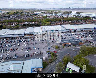 Luftaufnahme des großen Croft Retail Leisure Park in Bromborough, Wirral Peninsular, Merseyside, England Stockfoto