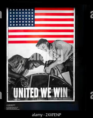 gemeinsam gewinnen wir ein Propagandaplakat mit amerikanischer Flagge im nationalen Museum des Zweiten Weltkriegs in New orleans, usa Stockfoto