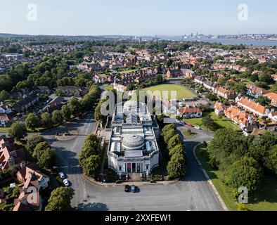 Luftaufnahme der Lady Lever Art Gallery im englischen Dorf Port Sunlight, Wirral, England Stockfoto