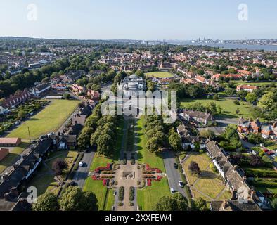 Luftaufnahme des Sonnenlichts von Port mit Liverpool im Hintergrund, Wirral, Merseyside, England Stockfoto