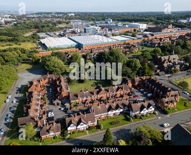 Luftaufnahme der Unilever Fabrik und Häuser im englischen Dorf Port Sunlight, Wirral, Merseyside, England Stockfoto