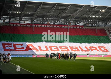 Augsburg, Deutschland. August 2024. Fußball: Bundesliga, FC Augsburg - Werder Bremen, Spieltag 1, WWK-Arena. Choreographie der Augsburger Fans. Hinweis: Harry langer/dpa - WICHTIGER HINWEIS: Gemäß den Vorschriften der DFL Deutschen Fußball-Liga und des DFB Deutschen Fußball-Bundes ist es verboten, im Stadion und/oder des Spiels aufgenommene Fotografien in Form von sequenziellen Bildern und/oder videoähnlichen Fotoserien zu verwenden oder zu verwenden./dpa/Alamy Live News Stockfoto