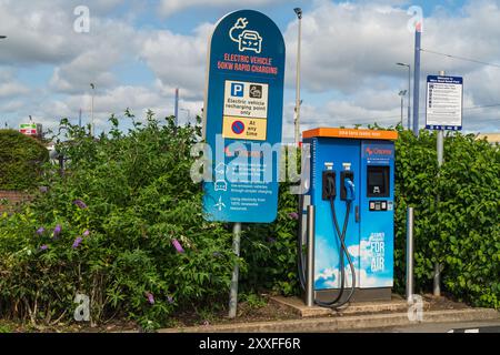 Wolverhampton, Großbritannien - 23. August 2024: Osprey Schnellladestation für Elektrofahrzeuge in Querformat Stockfoto