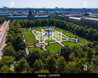 Luftaufnahme des Hofgartens mit histroischem Diana-Tempel im Zentrum von München Stockfoto