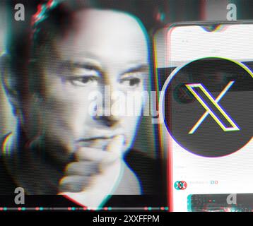 Juli 2024. Defokussiertes, glitschiges Porträt von Elon Musk, der auf ein Smartphone mit dem neuen X-Hochtöner-Logo blickt. Stockfoto