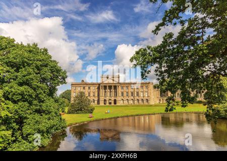 Lyme Hall Herrenhaus umgeben von formellen Gärten und einem Hirschpark im Peak District National Park in der Nähe von Stockport, Großbritannien. Stockfoto