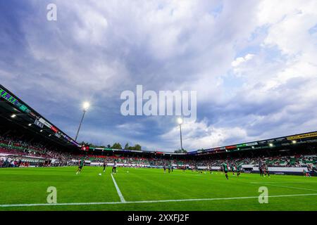 Nijmegen, Niederlande. August 2024. NIJMEGEN, 24.08.2024, Stadion de Goffert, Fußball, niederländische Eredivisie, Saison 2024/2025, während des Spiels NEC - PEC Zwolle. Schlechtes Wetter kommt Guthaben: Pro Shots/Alamy Live News Stockfoto