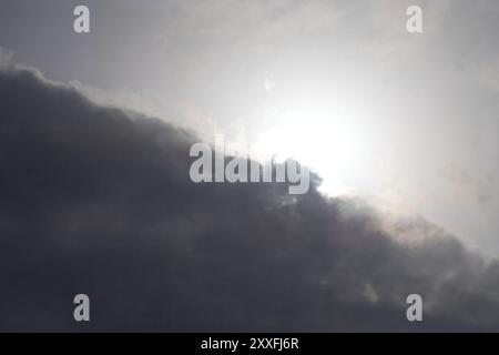 Sunburst through Moody Cloudscape - Ein Symbol der Hoffnung Stockfoto