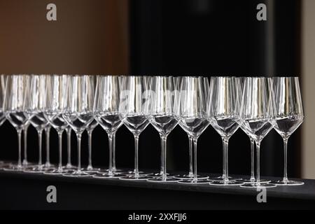 Elegante Luxus glänzend Weingläser stellten sich in Reihen auf der bar Tabelle Hintergrundbild Stockfoto