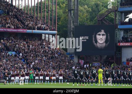 Fans von Aston Villa und Arsenal sehen nur ein paar Minuten Applaus für ehemalige Spieler von Aston Villa, die in der Schonsaison ausgestiegen sind, darunter Alan Little während des Premier League-Spiels im Villa Park, Birmingham. Bilddatum: Samstag, 24. August 2024. Stockfoto