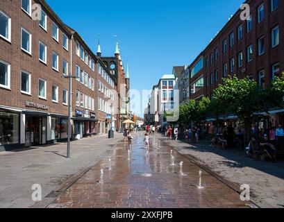 Lübeck, 20. Juli 2024 - Brunnen in der historischen Einkaufsstraße Stockfoto