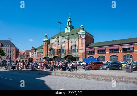 Lübeck, 20. Juli 2024 - historische Fassade des Bahnhofs Stockfoto