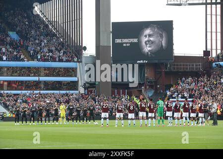 Spieler und Fans von Aston Villa und Arsenal beobachten einen minutenlangen Applaus zum Gedenken an den ehemaligen Trainer Craig Shakespeare während des Premier League-Spiels im Villa Park, Birmingham. Bilddatum: Samstag, 24. August 2024. Stockfoto