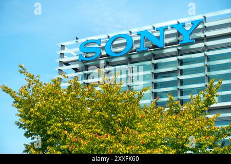 Sony-Schild am Gebäude. Logo Sony Büro Prag, Tschechische Republik Stockfoto