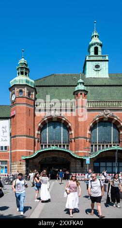 Lübeck, 20. Juli 2024 - historische Fassade des Bahnhofs Stockfoto