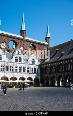 Lübeck, 20. Juli 2024 - Altstadt und lutherische Kirche St. Maria am alten Marktplatz Stockfoto