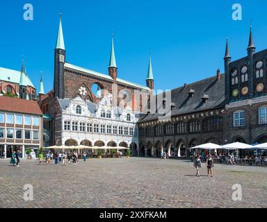 Lübeck, 20. Juli 2024 - Altstadt und lutherische Kirche St. Maria am alten Marktplatz Stockfoto