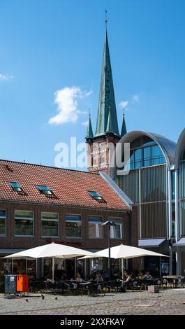 Lübeck, 20. Juli 2024 - Altstadt und lutherische Kirche St. Maria am alten Marktplatz Stockfoto