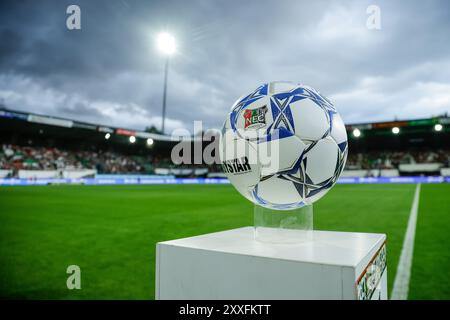 Nijmegen, Niederlande. August 2024. NIJMEGEN, NIEDERLANDE - 24. AUGUST: Match Ball während eines niederländischen Eredivisie-Spiels zwischen NEC und PEC Zwolle im Stadion de Goffert am 24. August 2024 in Nijmegen, Niederlande. (Foto: Broer van den Boom/Orange Pictures) Credit: Orange Pics BV/Alamy Live News Stockfoto