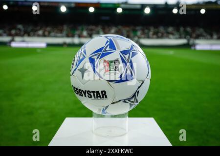 Nijmegen, Niederlande. August 2024. NIJMEGEN, NIEDERLANDE - 24. AUGUST: Match Ball während eines niederländischen Eredivisie-Spiels zwischen NEC und PEC Zwolle im Stadion de Goffert am 24. August 2024 in Nijmegen, Niederlande. (Foto: Broer van den Boom/Orange Pictures) Credit: Orange Pics BV/Alamy Live News Stockfoto