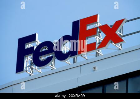 Logo FedEx-Schild am Gebäude Stockfoto