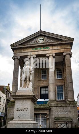 Statue von Sir Humphry Davy, Erfinder der Miner's Lamp, Outside Market House (1838), Market Jew Street, Penzance, Cornwall, England, UK. Stockfoto