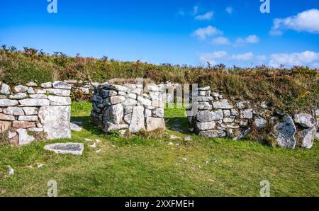 Chysauster Ancient Village ist ein Dorf aus der Eisenzeit und Romano-Britisch mit Innenhof-Häusern in Cornwall, England. Haus 4 wird angezeigt. Stockfoto