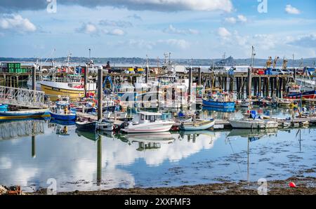 Der geschäftige Fischerhafen in Newlyn, Cornwall, von der Südseite aus gesehen. Newlyn, Cornwall, England, Großbritannien. Stockfoto