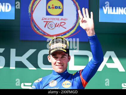 Villingen Schwenningen, Deutschland. August 2024. Radtour durch Deutschland, Schwäbisch Gmünd - Villingen-Schwenningen, 3. Etappe. Mads Pedersen aus Dänemark vom Team Lidl-Trek wird bei der Preisverleihung mit dem Leader's Award ausgezeichnet. Quelle: Bernd Weißbrod/dpa/Alamy Live News Stockfoto