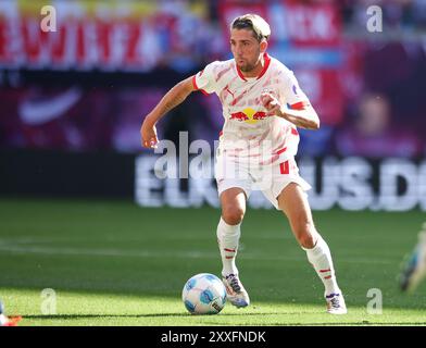 Leipzig, Deutschland. August 2024. Fußball: Bundesliga, RB Leipzig - VfL Bochum, Spieltag 1 in der Red Bull Arena. Leipziger Spieler Kevin Kampl am Ball. Hinweis: Jan Woitas/dpa - WICHTIGER HINWEIS: Gemäß den Vorschriften der DFL Deutschen Fußball-Liga und des DFB Deutschen Fußball-Bundes ist es verboten, im Stadion und/oder des Spiels aufgenommene Fotografien in Form von sequenziellen Bildern und/oder videoähnlichen Fotoserien zu verwenden oder zu verwenden./dpa/Alamy Live News Stockfoto