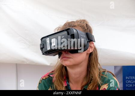 Junge Frau mit Virtual-Reality-Headset Stockfoto