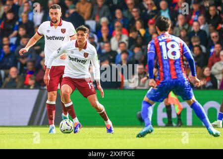 London, Großbritannien. August 2024. Edson Álvarez (19) von West Ham United Dribbling mit dem Ball während des Spiels Crystal Palace FC gegen West Ham United FC English Premier League im Selhurst Park, London, England, Vereinigtes Königreich am 24. August 2024 Credit: Every Second Media/Alamy Live News Stockfoto