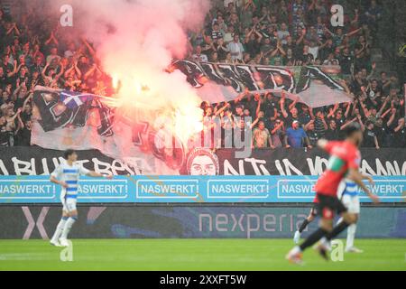 Nijmegen, Niederlande. August 2024. NIJMEGEN, 24.08.2024, Stadion de Goffert, Fußball, niederländische Eredivisie, Saison 2024/2025. Feuerwerk im Stadion de Goffert. Beschreibung: Pro Shots/Alamy Live News Stockfoto