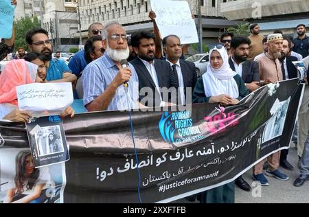 Mitglieder des pakistanischen Menschenrechtsrates halten am Samstag, den 24. August 2024, Protestdemonstrationen ab, weil sie Gerechtigkeit für Amana Arif und ihren Vater im Karachi Presseclub fordern. Stockfoto