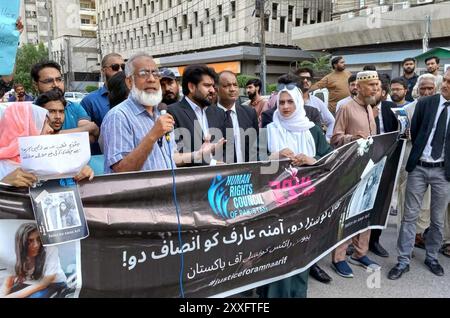 Mitglieder des pakistanischen Menschenrechtsrates halten am Samstag, den 24. August 2024, Protestdemonstrationen ab, weil sie Gerechtigkeit für Amana Arif und ihren Vater im Karachi Presseclub fordern. Stockfoto