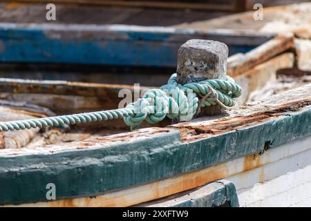 Ein Seil auf dem Dock am Ufer von Imsida Stockfoto