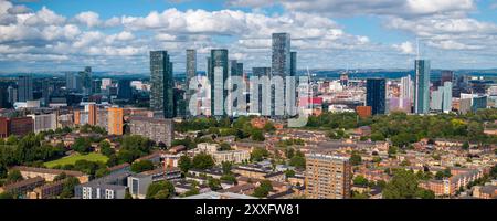 Panoramablick auf Manchester, Großbritannien, mit hohen Gebäuden, darunter mehrere Wolkenkratzer, und einer Mischung aus Wohn- und Geschäftsgebäuden Stockfoto