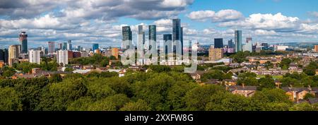 Panoramablick auf Manchester, Großbritannien, mit hohen Gebäuden, darunter mehrere Wolkenkratzer, und einer Mischung aus Wohn- und Geschäftsgebäuden Stockfoto