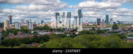 Panoramablick auf Manchester, Großbritannien, mit hohen Gebäuden, darunter mehrere Wolkenkratzer, und einer Mischung aus Wohn- und Geschäftsgebäuden Stockfoto