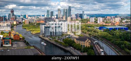 Panoramablick über den Fluss Irwell mit der Straßenbahn-Station Pomona und der Skyline von Manchester Stockfoto