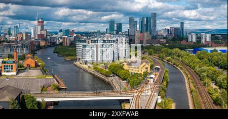 Panoramablick über den Fluss Irwell mit der Straßenbahn-Station Pomona und der Skyline von Manchester Stockfoto