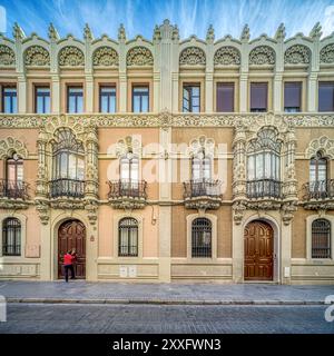 Vorderansicht des modernistischen Laureano Montoto Hauses von Aníbal González in Sevilla, España. Wunderschön detaillierte Architektur aus dem Jahr 1905. Stockfoto