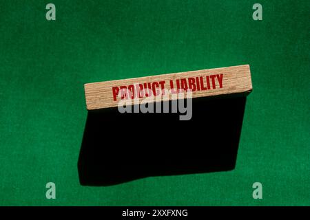 Hinweis zur Produkthaftung auf Holzblock mit grünem Hintergrund. Symbol für konzeptionelle Produkthaftung. Kopierbereich. Stockfoto