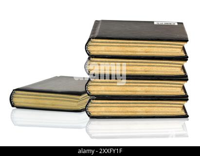 Schwarz Leerbuch, Geschlossene schwarze Buch Verlegung mit Schatten auf weißem Hintergrund Stockfoto