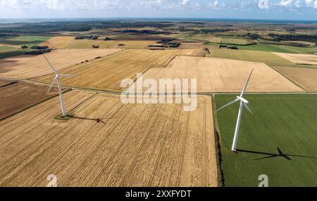 Windturbinen an einem Sommertag im ländlichen Jütland, Norddänemark Stockfoto