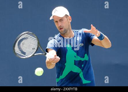 Flushing Meadow, United, Sagte. August 2024. Novak Djokovic aus Serbien kehrt am Samstag, den 24. August 2024, im USTA Billie Jean King National Tennis Center bei den US Open Tennis Championships 2024 einen Ball auf den Übungsplätzen zurück. Foto: John Angelillo/UPI Credit: UPI/Alamy Live News Stockfoto