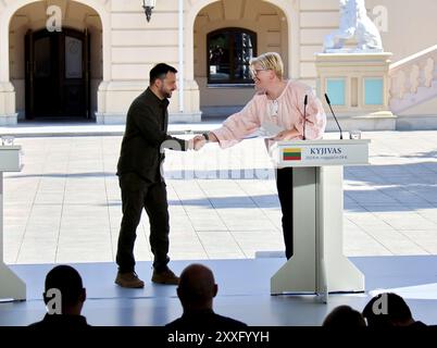 Kiew, Ukraine. August 2024. KIEW, UKRAINE - 24. AUGUST 2024 - Präsident der Ukraine Wolodymyr Zelenskyj (L) schüttelt während einer gemeinsamen Pressekonferenz vor dem Mariinskyi-Palast am 33. Unabhängigkeitstag der Ukraine, Kiew, Hauptstadt der Ukraine, die Hand mit Premierminister Litauens, Ingrida Simonyte. Quelle: Ukrinform/Alamy Live News Stockfoto