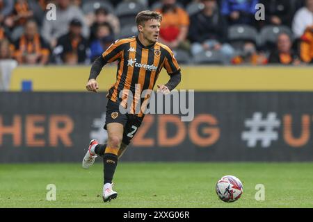 Rumpf, Großbritannien. August 2024. Regan Slater von Hull City bricht mit dem Ball während des Sky Bet Championship Match Hull City gegen Millwall im MKM Stadium, Hull, Großbritannien, 24. August 2024 (Foto: Alfie Cosgrove/News Images) in Hull, Großbritannien am 24. August 2024. (Foto: Alfie Cosgrove/News Images/SIPA USA) Credit: SIPA USA/Alamy Live News Stockfoto