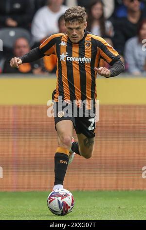 Rumpf, Großbritannien. August 2024. Regan Slater von Hull City bricht mit dem Ball während des Sky Bet Championship Match Hull City gegen Millwall im MKM Stadium, Hull, Großbritannien, 24. August 2024 (Foto: Alfie Cosgrove/News Images) in Hull, Großbritannien am 24. August 2024. (Foto: Alfie Cosgrove/News Images/SIPA USA) Credit: SIPA USA/Alamy Live News Stockfoto